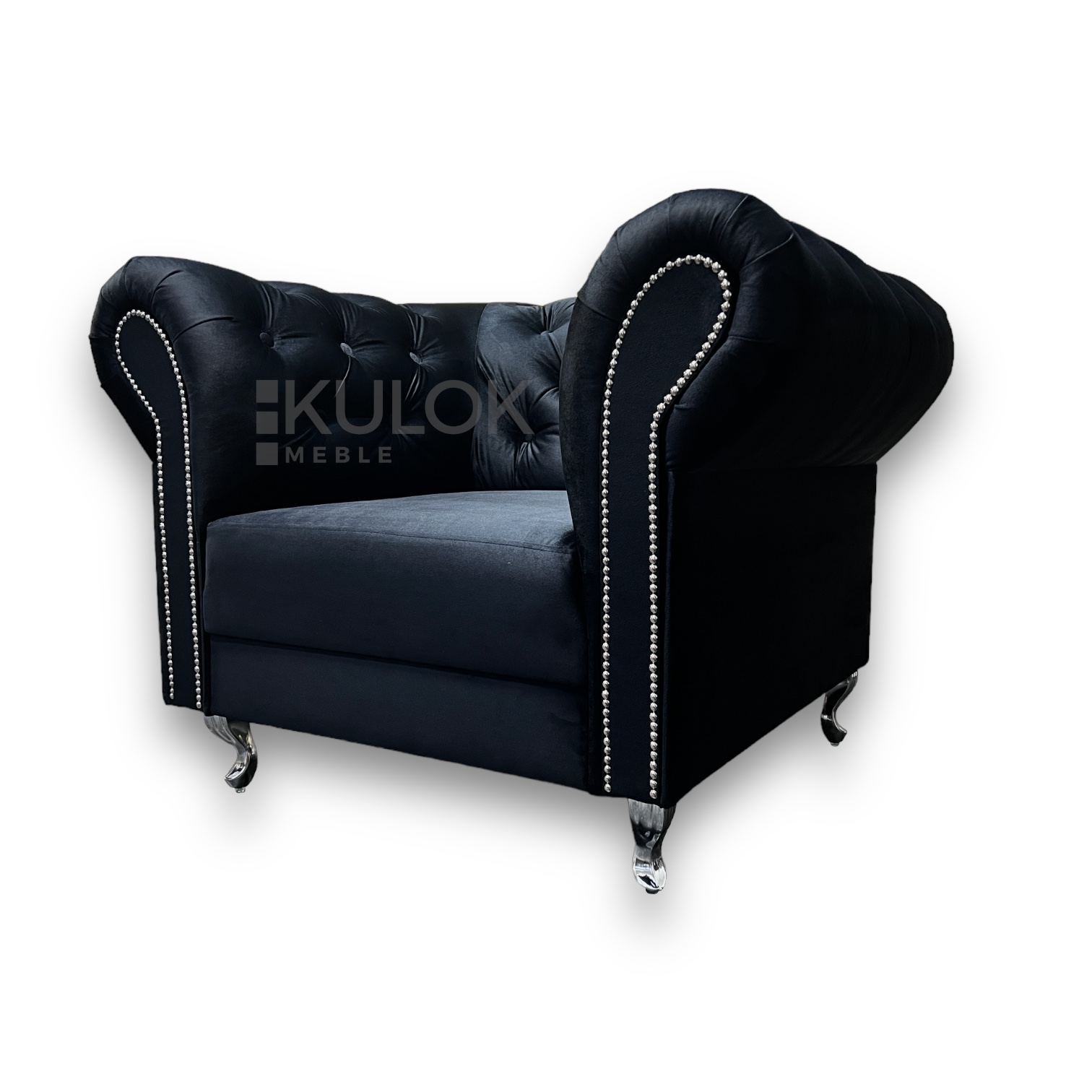 Fotel Ludwik nowoczesny klasyczny pikowany chesterfield w czarnym materiale. Nogi srebrne Ludwik XVI metalowe do salonu.